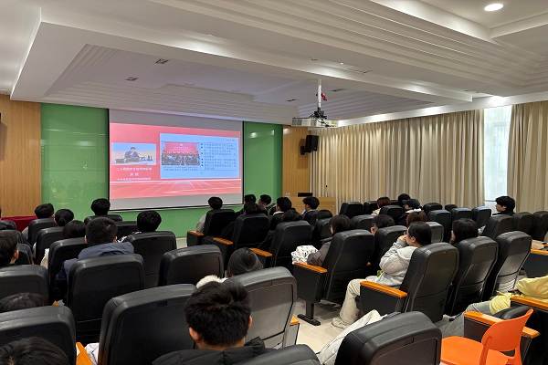 图片包含 天花板, 室内, 房间, 桌子 AI 生成的内容可能不正确。