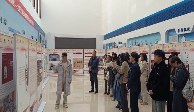 一群人站在商店门口 AI 生成的内容可能不正确。